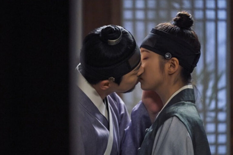 Jo Jung Suk And Shin Se Kyung Share A Kiss In “Captivating The King” Drama